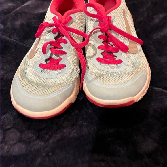 Girls Nike running shoes - Picture 3 of 6